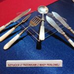 24.10.2020. Starachowice. Muzeum Przyrody i Techniki. Wystawa „Zastawa stołowa”. Na zdjęciu (od lewej): Paweł Kołodziejski - dyrektor Muzeum Przyrody i Techniki, Stanisław Jaruszewicz - właściciel kolekcji, Wioletta Sobieraj - wicedyrektor Muzeum Przyrody i Techniki / Anna Głąb / Radio Kielce