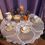 24.10.2020. Starachowice. Muzeum Przyrody i Techniki. Wystawa „Zastawa stołowa”. Na zdjęciu (od lewej): Paweł Kołodziejski - dyrektor Muzeum Przyrody i Techniki, Stanisław Jaruszewicz - właściciel kolekcji, Wioletta Sobieraj - wicedyrektor Muzeum Przyrody i Techniki / Anna Głąb / Radio Kielce