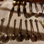 24.10.2020. Starachowice. Muzeum Przyrody i Techniki. Wystawa „Zastawa stołowa”. Na zdjęciu (od lewej): Paweł Kołodziejski - dyrektor Muzeum Przyrody i Techniki, Stanisław Jaruszewicz - właściciel kolekcji, Wioletta Sobieraj - wicedyrektor Muzeum Przyrody i Techniki / Anna Głąb / Radio Kielce