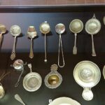 24.10.2020. Starachowice. Muzeum Przyrody i Techniki. Wystawa „Zastawa stołowa”. Na zdjęciu (od lewej): Paweł Kołodziejski - dyrektor Muzeum Przyrody i Techniki, Stanisław Jaruszewicz - właściciel kolekcji, Wioletta Sobieraj - wicedyrektor Muzeum Przyrody i Techniki / Anna Głąb / Radio Kielce