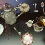 24.10.2020. Starachowice. Muzeum Przyrody i Techniki. Wystawa „Zastawa stołowa”. Na zdjęciu (od lewej): Paweł Kołodziejski - dyrektor Muzeum Przyrody i Techniki, Stanisław Jaruszewicz - właściciel kolekcji, Wioletta Sobieraj - wicedyrektor Muzeum Przyrody i Techniki / Anna Głąb / Radio Kielce