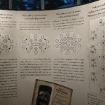 24.10.2020. Starachowice. Muzeum Przyrody i Techniki. Wystawa „Zastawa stołowa”. Na zdjęciu (od lewej): Paweł Kołodziejski - dyrektor Muzeum Przyrody i Techniki, Stanisław Jaruszewicz - właściciel kolekcji, Wioletta Sobieraj - wicedyrektor Muzeum Przyrody i Techniki / Anna Głąb / Radio Kielce