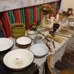 24.10.2020. Starachowice. Muzeum Przyrody i Techniki. Wystawa „Zastawa stołowa”. Na zdjęciu (od lewej): Paweł Kołodziejski - dyrektor Muzeum Przyrody i Techniki, Stanisław Jaruszewicz - właściciel kolekcji, Wioletta Sobieraj - wicedyrektor Muzeum Przyrody i Techniki / Anna Głąb / Radio Kielce