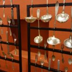 24.10.2020. Starachowice. Muzeum Przyrody i Techniki. Wystawa „Zastawa stołowa”. Na zdjęciu (od lewej): Paweł Kołodziejski - dyrektor Muzeum Przyrody i Techniki, Stanisław Jaruszewicz - właściciel kolekcji, Wioletta Sobieraj - wicedyrektor Muzeum Przyrody i Techniki / Anna Głąb / Radio Kielce