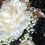 Czarne i białe kwiaty, kompozycje w koszu i kolory dopasowane do płyty nagrobnej - takie są tegoroczne trendy w wiązankach cmentarnych / Anna Głąb / Radio Kielce