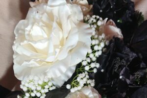 Czarne i białe kwiaty, kompozycje w koszu i kolory dopasowane do płyty nagrobnej - takie są tegoroczne trendy w wiązankach cmentarnych / Anna Głąb / Radio Kielce