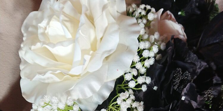 Czarne i białe kwiaty, kompozycje w koszu i kolory dopasowane do płyty nagrobnej - takie są tegoroczne trendy w wiązankach cmentarnych / Anna Głąb / Radio Kielce