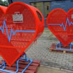 08.10.2020. Sędziszów. Przekazanie trzech metalowych koszy w kształcie serca do zbierania plastikowych nakrętek / Ewa Pociejowska-Gawęda / Radio Kielce