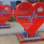 08.10.2020. Sędziszów. Przekazanie trzech metalowych koszy w kształcie serca do zbierania plastikowych nakrętek / Ewa Pociejowska-Gawęda / Radio Kielce