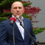 08.10.2020. Sędziszów. Przekazanie trzech metalowych koszy w kształcie serca do zbierania plastikowych nakrętek. Na zdjęciu: Jacek Boruciński - prezes Sefako / Ewa Pociejowska-Gawęda / Radio Kielce