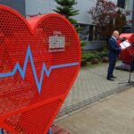 08.10.2020. Sędziszów. Przekazanie trzech metalowych koszy w kształcie serca do zbierania plastikowych nakrętek / Ewa Pociejowska-Gawęda / Radio Kielce