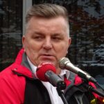 08.10.2020. Sędziszów. Przekazanie trzech metalowych koszy w kształcie serca do zbierania plastikowych nakrętek. Na zdjęciu: Dariusz Lisowski - prezes Fundacji Miśka Zdziśka „Błękitny Promyk Nadziei" / Ewa Pociejowska-Gawęda / Radio Kielce