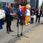 08.10.2020. Sędziszów. Przekazanie trzech metalowych koszy w kształcie serca do zbierania plastikowych nakrętek. Na zdjęciu: Mariola Lotko - dyrektor Miejsko-Gminnego Ośrodka Kultury w Nowym Korczynie, Paweł Zagaja - burmistrz Miasta i Gminy Nowy Korczyn / Ewa Pociejowska-Gawęda / Radio Kielce