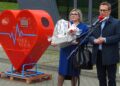 08.10.2020. Sędziszów. Przekazanie trzech metalowych koszy w kształcie serca do zbierania plastikowych nakrętek. Na zdjęciu: Mariola Lotko - dyrektor Miejsko-Gminnego Ośrodka Kultury w Nowym Korczynie, Paweł Zagaja - burmistrz Miasta i Gminy Nowy Korczyn / Ewa Pociejowska-Gawęda / Radio Kielce
