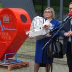 08.10.2020. Sędziszów. Przekazanie trzech metalowych koszy w kształcie serca do zbierania plastikowych nakrętek. Na zdjęciu: Mariola Lotko - dyrektor Miejsko-Gminnego Ośrodka Kultury w Nowym Korczynie, Paweł Zagaja - burmistrz Miasta i Gminy Nowy Korczyn / Ewa Pociejowska-Gawęda / Radio Kielce