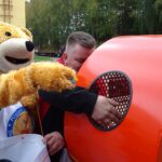 08.10.2020. Sędziszów. Przekazanie trzech metalowych koszy w kształcie serca do zbierania plastikowych nakrętek / Ewa Pociejowska-Gawęda / Radio Kielce