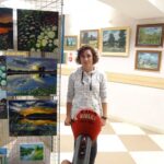 10.10.2020. Jędrzejów. Wystawa prac malarskich. Na zdjęciu: Anita Łukasik - CK w Jędrzejowie, współorganizator ekspozycji / Ewa Pociejowska-Gawęda / Radio Kielce