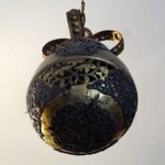 24.10.2020. Jędrzejów. Muzeum im. Przypkowskich. Na zdjęciu zegar karciany w formie kuli zwisającej z sufitu, u którego tarcza zegarowa umieszczona jest od dołu. Był on przeznaczony, aby wisieć nad stolikiem do gry w karty / Ewa Pociejowska-Gawęda / Radio Kielce