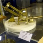 24.10.2020. Jędrzejów. Muzeum im. Przypkowskich. Na zdjęciu zegar słoneczny z armatką strzelającą w południe, z pierwszej połowy XIX wieku, wykonany w Paryżu przez Antoniego Chaveliera. To typowy zegar słoneczny z tarczą, na której odczytuje się godziny. W południe promienie słoneczne przechodzące przez soczewkę padają w miejsce, gdzie znajduje się lont na armatce, nabijanej ślepym nabojem / Ewa Pociejowska-Gawęda / Radio Kielce