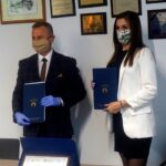 13.10.2020 Kielce. Podpisanie 10-tysięcznej umowy w ramach programu „Czyste powietrze” w województwie świętokrzyskim. Na zdjęciu (od lewej): Ryszard Gliwiński - prezes Wojewódzkiego Funduszu Ochrony Środowiska i Gospodarki Wodnej w Kielcach i Zuzanna Suliga - dziesięciotysięczny beneficjent programu / Michał Kita / Radio Kielce