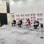 11.10.2020 Kielce. Studio Polityczne Radia Kielce. Na zdjęciu (od lewej): Radosław Podsiadły – Radio Kielce, Rafał Nowak – PiS, Lucjan Pietrzczyk – PO, Julia Polakowska – Konfederacja, Czesław Siekierski – PSL i Marcin Chłodnicki - SLD / Jarosław Kubalski / Radio Kielce