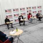 11.10.2020 Kielce. Studio Polityczne Radia Kielce. Na zdjęciu (od lewej): Radosław Podsiadły – Radio Kielce, Rafał Nowak – PiS, Lucjan Pietrzczyk – PO, Julia Polakowska – Konfederacja, Czesław Siekierski – PSL i Marcin Chłodnicki - SLD / Jarosław Kubalski / Radio Kielce