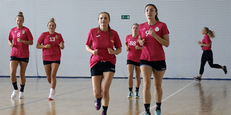 Kielce. Trening piłkarek ręcznych Korony Handball. Trzecia z lewej: Agnieszka Młynarska / Patryk Cudzik / Radio Kielce