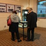 24.10.2020. Starachowice. Muzeum Przyrody i Techniki. Wystawa „Zastawa stołowa”. Na zdjęciu (od lewej): Paweł Kołodziejski - dyrektor Muzeum Przyrody i Techniki, Stanisław Jaruszewicz - właściciel kolekcji, Wioletta Sobieraj - wicedyrektor Muzeum Przyrody i Techniki / Anna Głąb / Radio Kielce