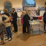 24.10.2020. Starachowice. Muzeum Przyrody i Techniki. Wystawa „Zastawa stołowa”. Na zdjęciu (od lewej): Paweł Kołodziejski - dyrektor Muzeum Przyrody i Techniki, Stanisław Jaruszewicz - właściciel kolekcji, Wioletta Sobieraj - wicedyrektor Muzeum Przyrody i Techniki / Anna Głąb / Radio Kielce