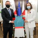 23.10.2020. Warszawa. Pałac Prezydencki. Andrzej Duda i Iga Świątek z pamiątkowym strojem / Jakub Szymczuk / KPRP