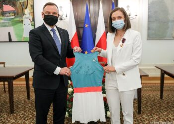 23.10.2020. Warszawa. Pałac Prezydencki. Andrzej Duda i Iga Świątek z pamiątkowym strojem / Jakub Szymczuk / KPRP
