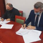 29.10.2020 Kielce. Podpisanie umowy o przejęciu przez miasto Korony Kielce. Na zdjęciu (od lewej): mecenas Rafał Nowak - pełnomocnik reprezentujący dotychczasowego większościowego akcjonariusza - rodzinę Hundsdörferów oraz Bogdan Wenta - prezydent Kielc. / korona-kielce.pl