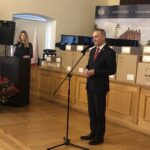 13.10.2020. Sandomierz. 50 ratowników medycznych zostało wyróżnionych honorowymi odznakami przez wojewodę świętokrzyskiego. Na zdjęciu: Ewa Łukomska, rzecznik wojewody i Zbigniew Koniusz - wojewoda świętokrzyski / Grażyna-Szlęzak-Wójcik / Radio Kielce