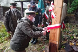 15.10.2020. Góra Witosławska. Krzyż rocznicowy ufundowany przez Nadleśnictwo Łagów / Emilia Sitarska / Radio Kielce