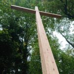 15.10.2020. Góra Witosławska. Krzyż rocznicowy ufundowany przez Nadleśnictwo Łagów / Emilia Sitarska / Radio Kielce