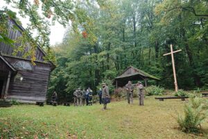 15.10.2020. Góra Witosławska. Krzyż rocznicowy ufundowany przez Nadleśnictwo Łagów / Emilia Sitarska / Radio Kielce