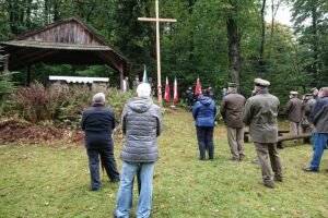 15.10.2020. Góra Witosławska. Krzyż rocznicowy ufundowany przez Nadleśnictwo Łagów / Emilia Sitarska / Radio Kielce