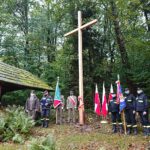 15.10.2020. Góra Witosławska. Krzyż rocznicowy ufundowany przez Nadleśnictwo Łagów / Emilia Sitarska / Radio Kielce