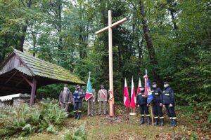 15.10.2020. Góra Witosławska. Krzyż rocznicowy ufundowany przez Nadleśnictwo Łagów / Emilia Sitarska / Radio Kielce