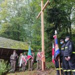 15.10.2020. Góra Witosławska. Krzyż rocznicowy ufundowany przez Nadleśnictwo Łagów / Emilia Sitarska / Radio Kielce