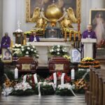 20.10.2020. Święty Krzyż. Pogrzeb Alfredy Zawieruchy-Rubak i Heleny Zawieruchy. Msza święta żałobna / Jarosław Kubalski / Radio Kielce