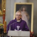 20.10.2020. Święty Krzyż. Pogrzeb Alfredy Zawieruchy-Rubak i Heleny Zawieruchy. Msza święta żałobna. Na zdjęciu: o. Sławomir Dworak / Jarosław Kubalski / Radio Kielce