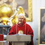 01.10.2020 Święty Krzyż. Msza inaugurująca rok szkolny w OHP. Prałat Jarosław Sroka / Jarosław Kubalski / Radio Kielce