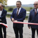 05.10.2020 Jeleniów gmina Nowa Słupia. Oddanie do użytku nowej drogi. Na zdjęciu (od lewej): Andrzej Gąsior - burmistrz Nowej Słupi, Mirosław Gębski - starosta kielecki, Stefan Bąk - członek zarządu powiatu / Jarosław Kubalski / Radio Kielce
