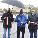12.10.2020 Piechrznica. Otwarcie nowo wyremontowanej drogi powiatowej. Na zdjęciu od lewej: Wojciech Pęczkiewicz - zastępca burmistrza Pierzchnicy, Mariusz Ściana – członek zarządu powiatu, Mirosław Gębski - starosta kielecki / Jarosław Kubalski / Radio Kielce