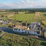 03.10.2020. Umianowice. Budowa Ośrodka Edukacji Przyrodniczej / Jarosław Kubalski / Radio Kielce