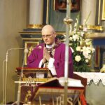 20.10.2020 Bieliny. Uroczystości pogrzebowe Alfredy Zawieruchy-Rubak, Ojciec Dariusz Malajka / Jarosław Kubalski / Radio Kielce