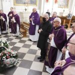 20.10.2020. Święty Krzyż. Pogrzeb Alfredy Zawieruchy-Rubak i Heleny Zawieruchy. Msza święta żałobna / Jarosław Kubalski / Radio Kielce