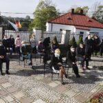 20.10.2020 Bieliny. Uroczystości pogrzebowe Alfredy Zawieruchy-Rubak. Na zdjęciu pierwszy od lewej senator Krzysztof Słoń / Jarosław Kubalski / Radio Kielce