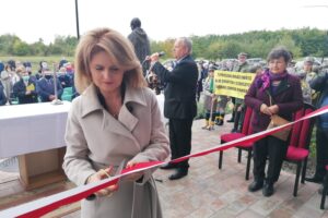 02.10.2020. Busko-Zdrój. Oddanie do użytku budynku hospicjum. Na zdjęciu: Małgorzata Kiebzak – dyrektor świętokrzyskiego oddziału NFZ / Marta Gajda / Radio Kielce